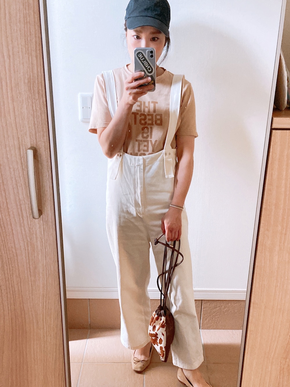 「夏コーデ、Tシャツ、サロペット、カウ柄、キンチャクバッグ、キャップ」｜「Chaco closetのコットンツイルサロペット（サロペット/オーバーオール、ホワイト系）」を使った、CNマリーさん（レディース・157cm）の夏コーディネートの1枚目の写真