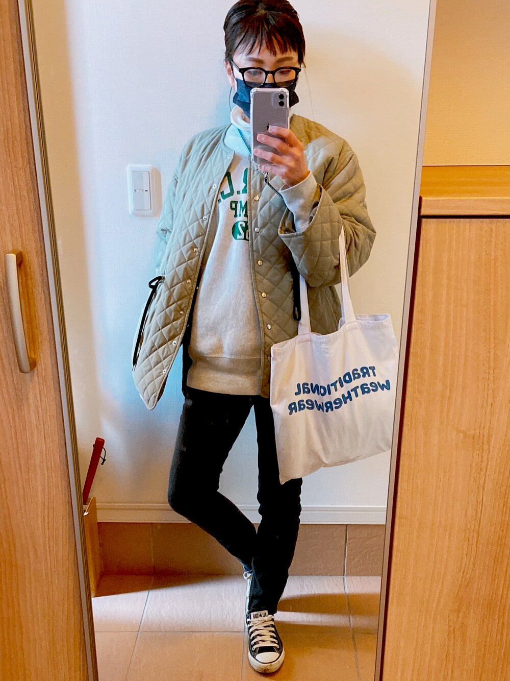 「カジュアルコーデ、黒スキニー、スエット、キルティングジャケット、トートバッグ、コンバース、スニーカーコーデ」｜「Traditional WeatherwearのWAVE LOGO TOTE（トートバッグ、ホワイト系）」を使った、CNマリーさん（レディース・157cm）の冬コーディネートの1枚目の写真