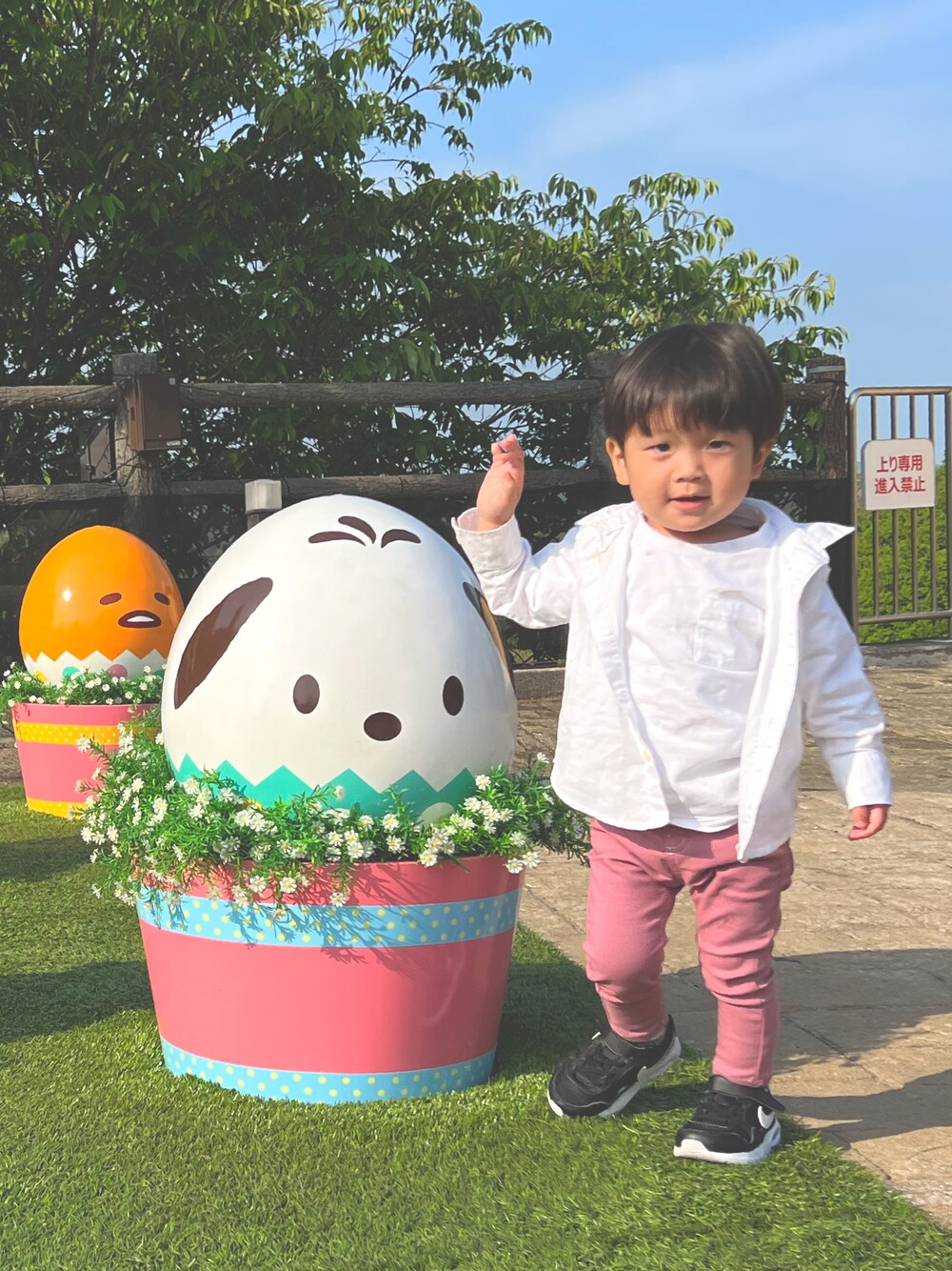 「NIKEのアイテム（スニーカー、ブラック系）」を使った、mowさん（キッズ・90cm）の春コーディネートの1枚目の写真