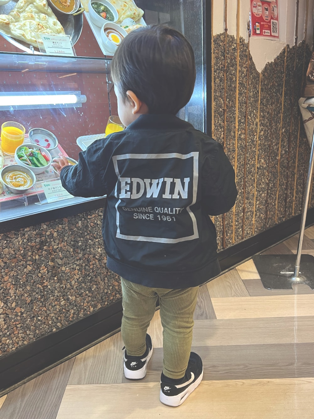 「一歳、1歳、１歳８ヶ月、おとこのこ、男の子、男の子コーデ、EDWIN、NIKE、ナイキスニーカー、UNIQLO、ユニクロ、ootd、キッズファッション、秋冬コーデ、むすこーで」｜「EDWINのアイテム（ジャケット/アウター、ブラック系）」を使った、mowさん（キッズ・90cm）の冬コーディネートの1枚目の写真