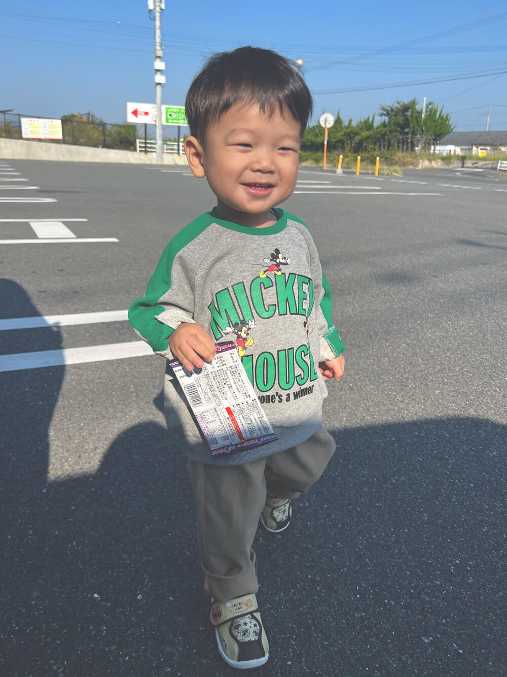 「男の子、kids、１歳男の子、一歳半、ベビーコーデ、キッズコーデ、アンパンマン、ミッキー、西松屋、バースデイ」｜「西松屋のアイテム（スウェット、グレー系）」を使った、mowさん（キッズ・90cm）の秋コーディネートの1枚目の写真