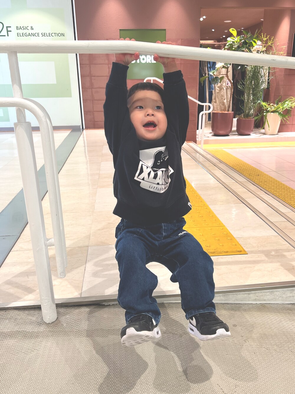 「キッズファッション、男の子、男の子コーデ、おとこのこ、1歳、ootd、XLARGE、NIKE、むすこーで」｜「XLARGE KIDSのアイテム（スウェット、ブラック系）」を使った、mowさん（キッズ・90cm）の冬コーディネートの1枚目の写真