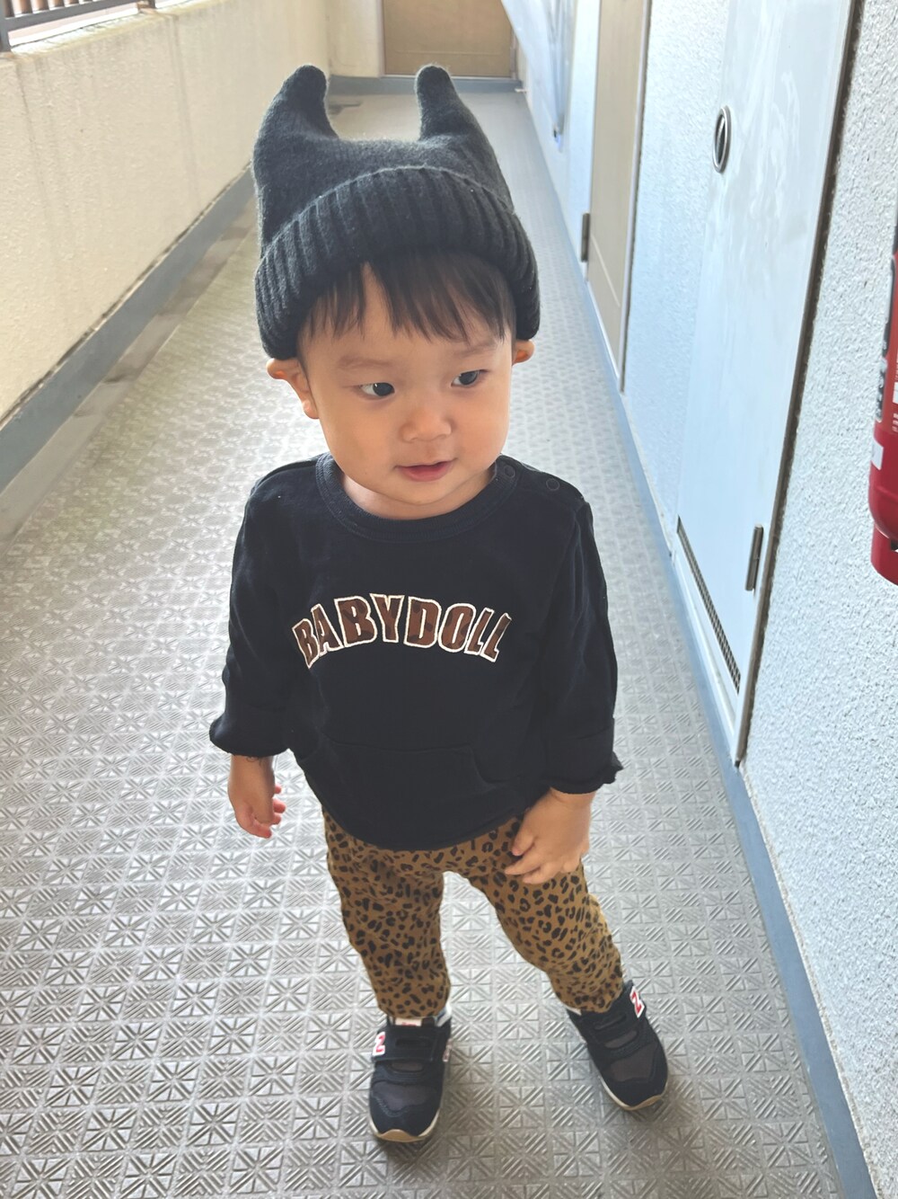 「男の子コーデ、男の子、むすこーで、1歳、1歳半、ひょう柄、ベビードール、西松屋、ニューバランス」｜「BABYDOLLのアイテム（スウェット、ブラック系）」を使った、mowさん（キッズ・90cm）の秋コーディネートの1枚目の写真