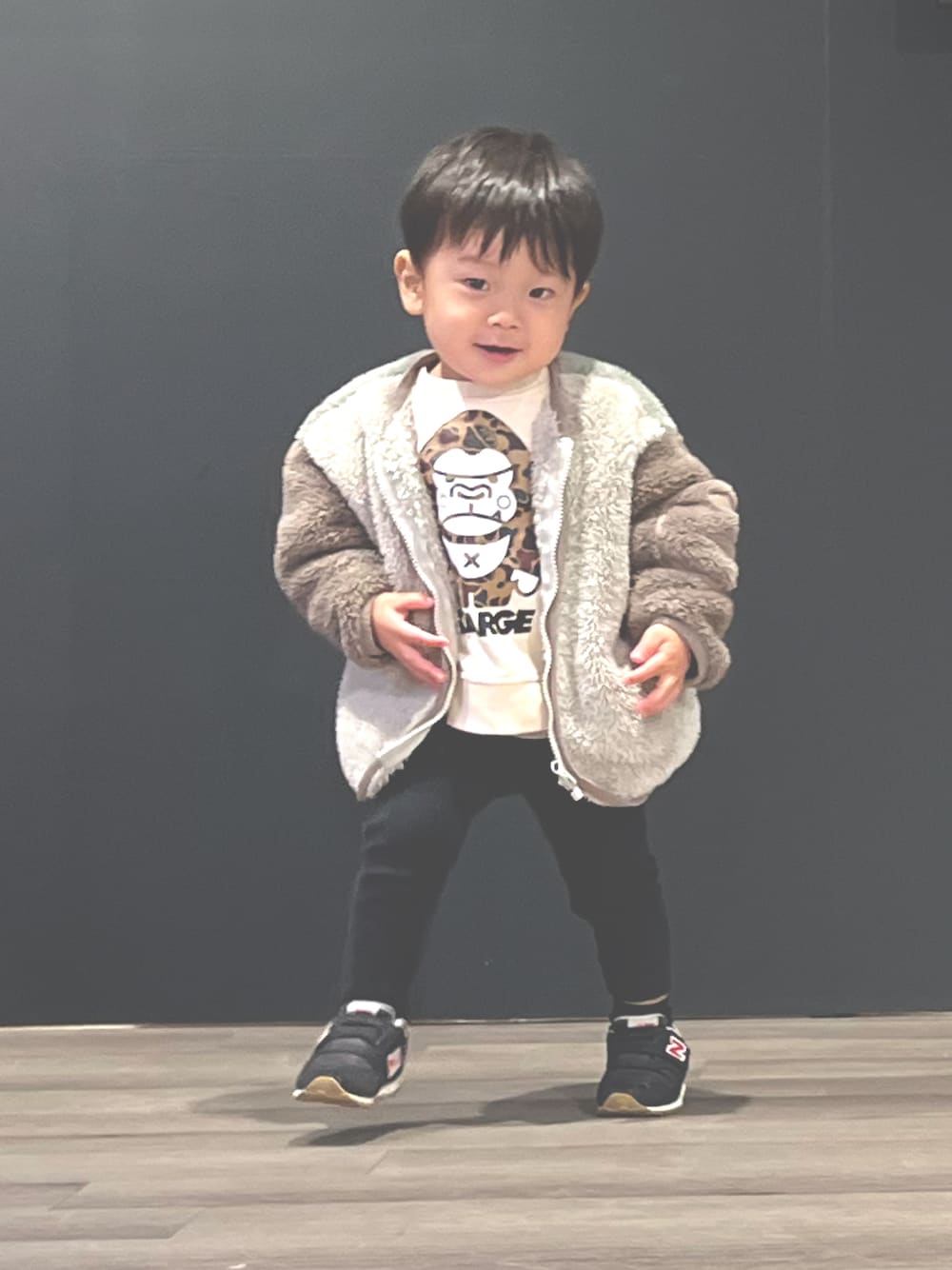 「一歳半、男の子、男の子コーデ、XLARGE、ニューバランス、UNIQLO、kids、キッズコーデ」｜「UNIQLOのアイテム（パンツ、ブラック系）」を使った、mowさん（キッズ・90cm）の秋コーディネートの1枚目の写真