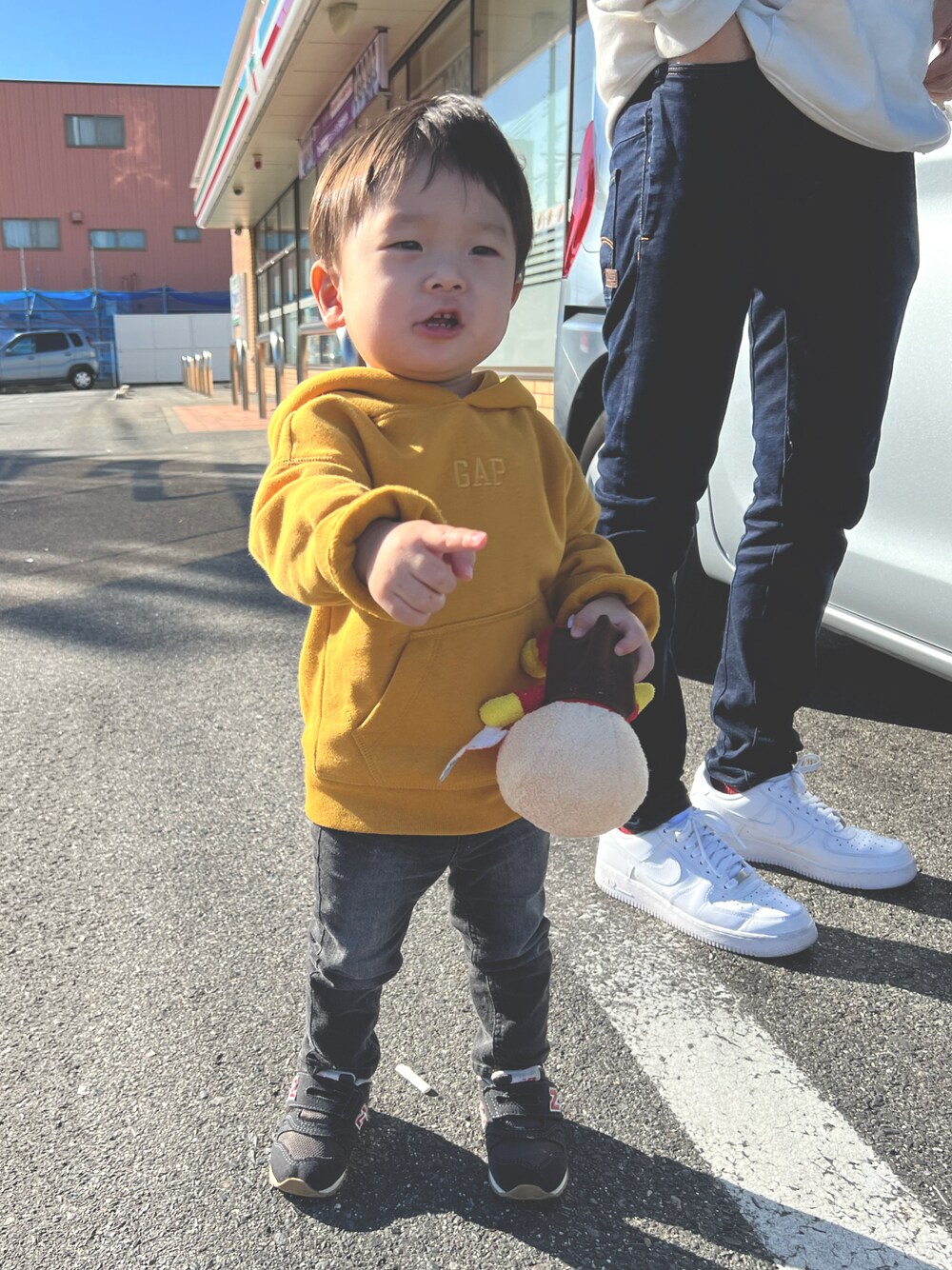 「秋コーデ、冬コーデ、むすこーで、秋冬コーデ、1歳、１歳８ヶ月、男の子、おとこのこ、GAP、GAPbaby、gap kids、ニューバランス」｜「GAPのアイテム（パーカー、イエロー系）」を使った、mowさん（キッズ・90cm）の秋コーディネートの1枚目の写真