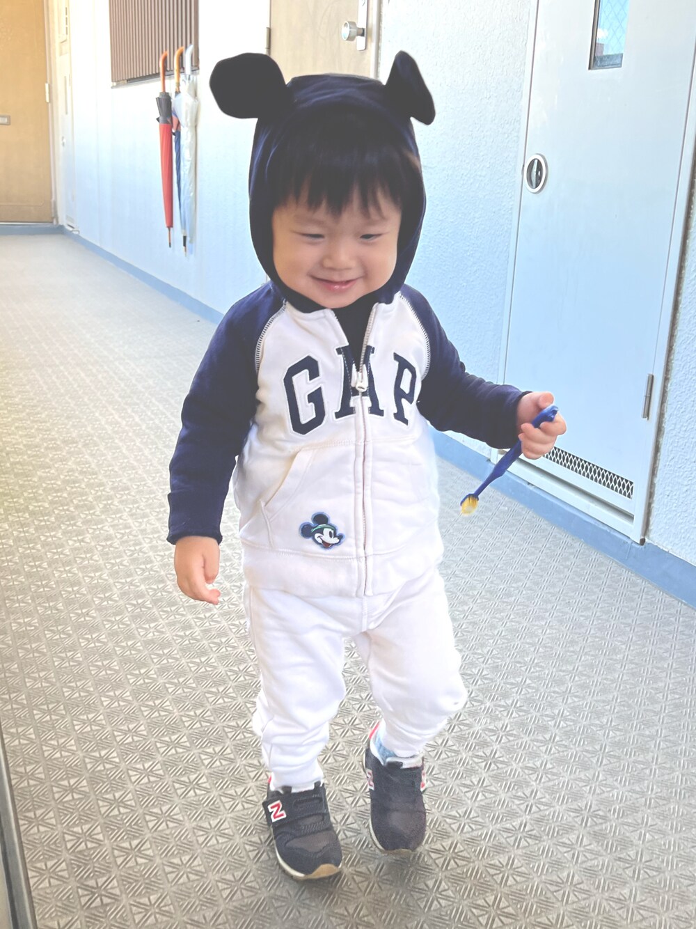 「GAP、GAPbaby、gap kids、ニューバランス、1歳半、一歳半コーデ、1歳7ヶ月、おとこのこ、男の子、男の子コーデ」｜「NEW BALANCEのアイテム（スニーカー、ブラック系）」を使った、mowさん（キッズ・90cm）の秋コーディネートの1枚目の写真