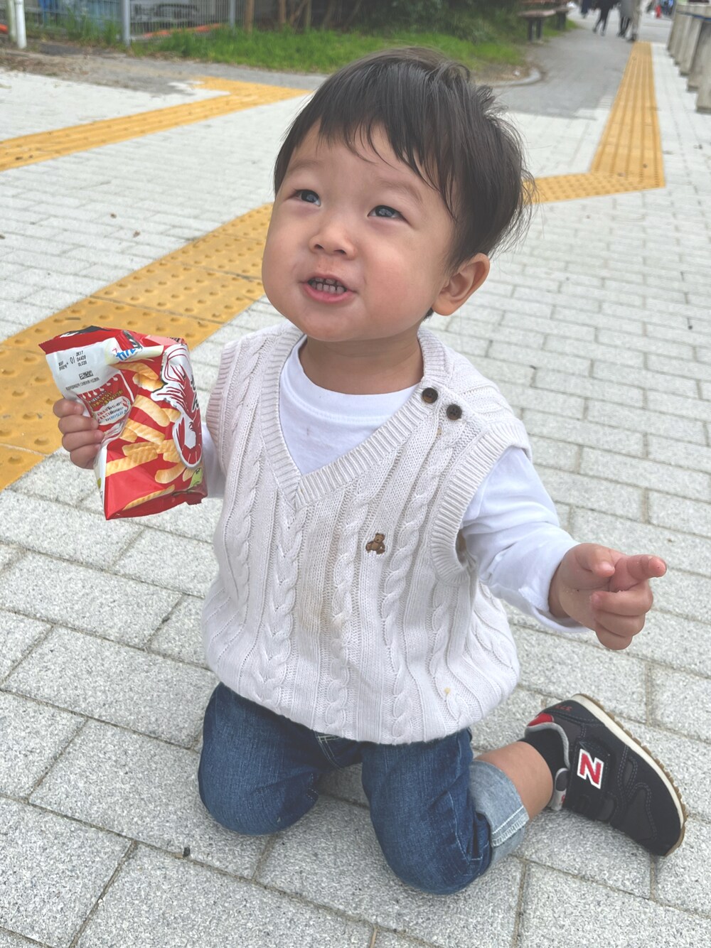 「一歳、一歳男の子、１歳８ヶ月、1歳、おとこのこ、男の子、男の子コーデ、おとこのこーで、GAP、GAPbaby、gap kids、EDWIN、New Balance」｜「EDWINのアイテム（デニムパンツ、ブルー系）」を使った、mowさん（キッズ・90cm）の冬コーディネートの1枚目の写真