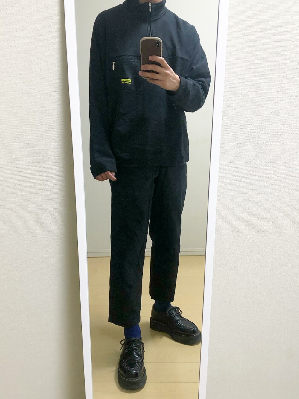 「秋コーデ、シンプル、ブラックコーデ、adidas、Dr.Martens、UNIQLO U、キレイめ、きれいめカジュアル」｜「UNIQLOUのアイテム（チノパンツ、ブラック系）」を使った、砂糖さん（メンズ・179cm）の秋コーディネートの1枚目の写真