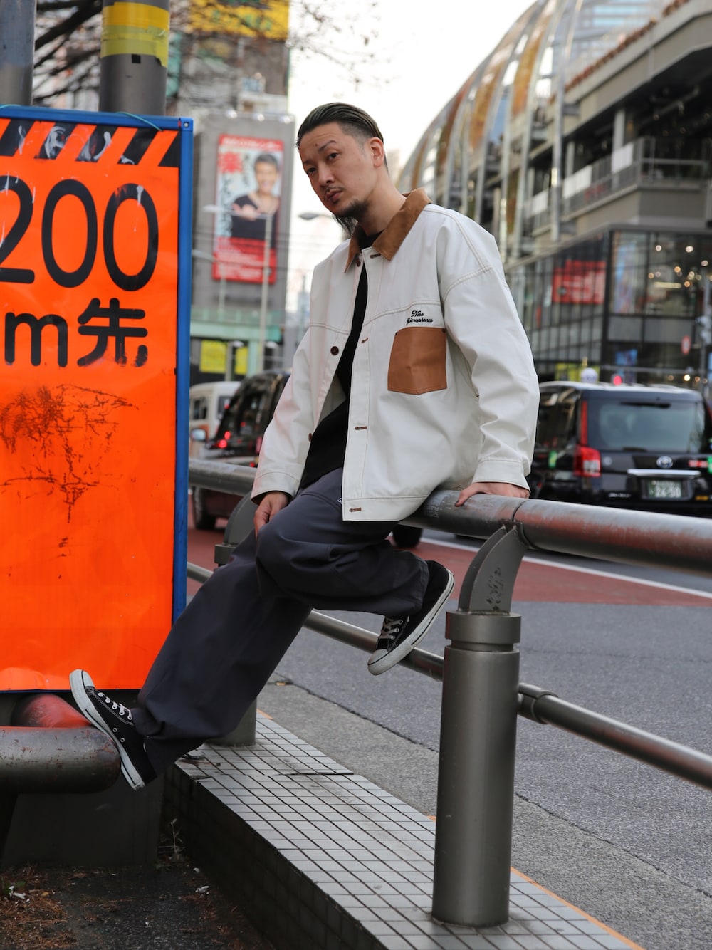 グレー系のその他パンツ、ベージュ系のブルゾンを着用したメンズの春コーディネートの1枚目の写真