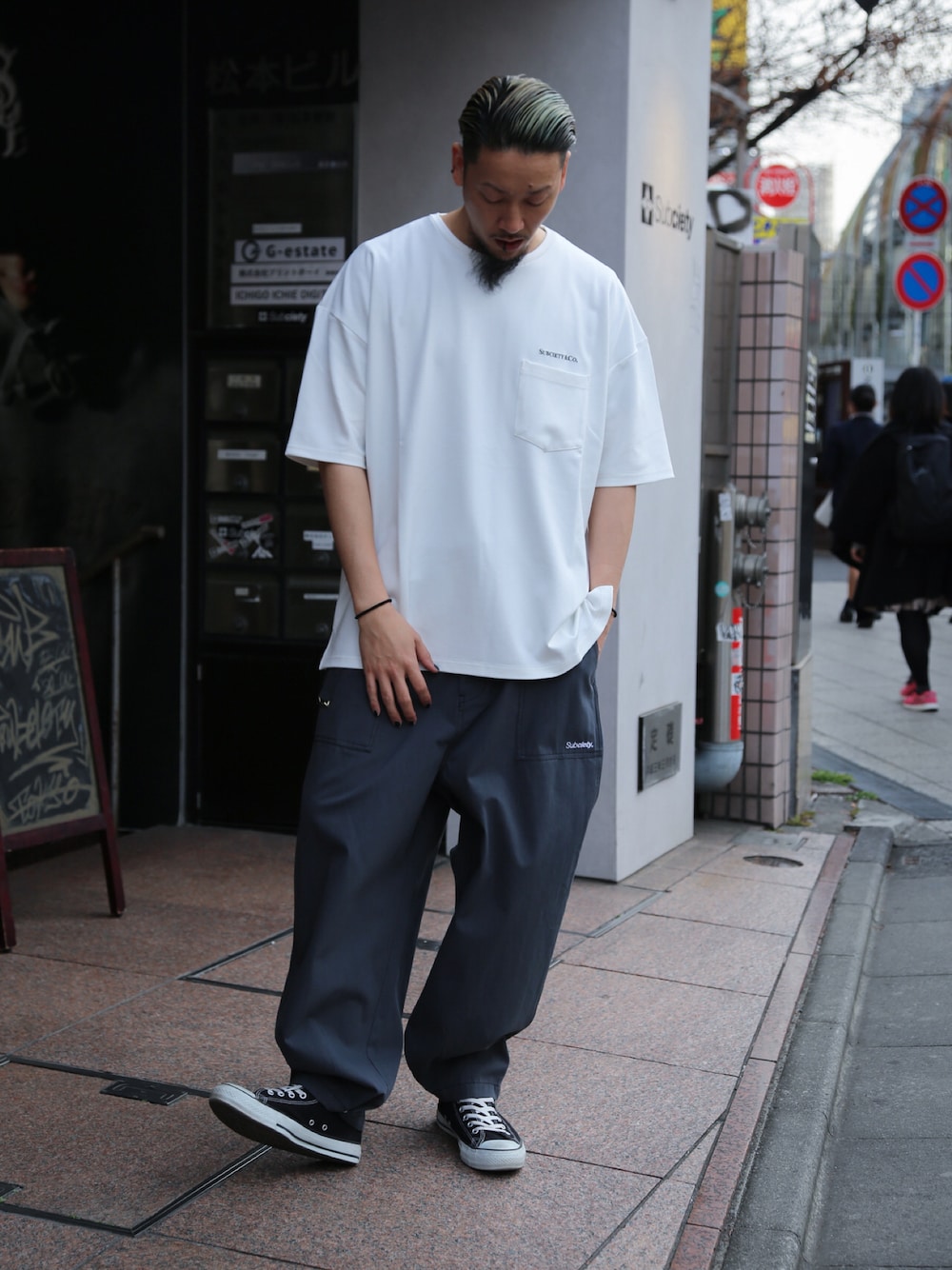 ホワイト系のTシャツ/カットソー、グレー系のその他パンツを着用したメンズの春コーディネートの1枚目の写真