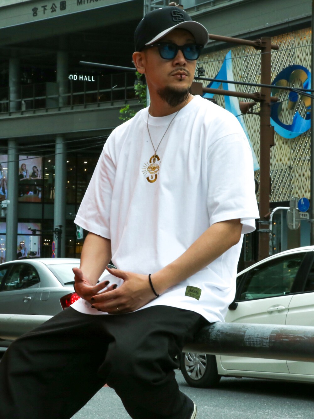 ホワイト系のTシャツ/カットソー、グレー系のキャップを着用したメンズの春コーディネートの1枚目の写真