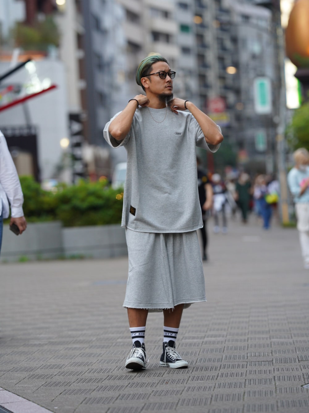 グレー系のその他パンツ、グレー系のTシャツ/カットソー、ブラック系のサングラスを着用したメンズの夏コーディネートの1枚目の写真