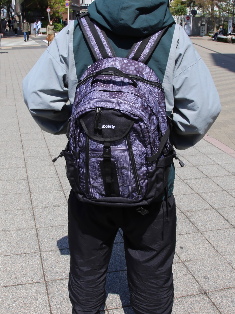 その他のバックパック/リュックを着用したメンズの春コーディネートの1枚目の写真