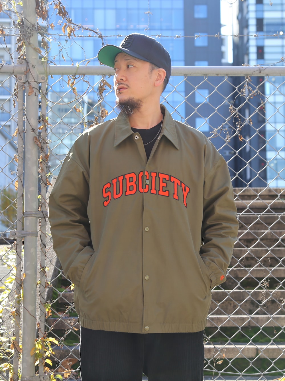 グリーン系のブルゾンを着用したメンズの冬コーディネートの1枚目の写真