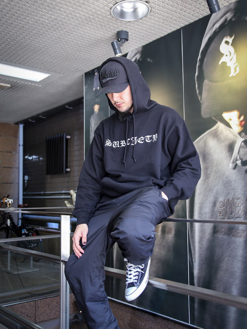 ブラック系のその他パンツ、ブラック系のパーカーを着用したメンズの冬コーディネートの1枚目の写真