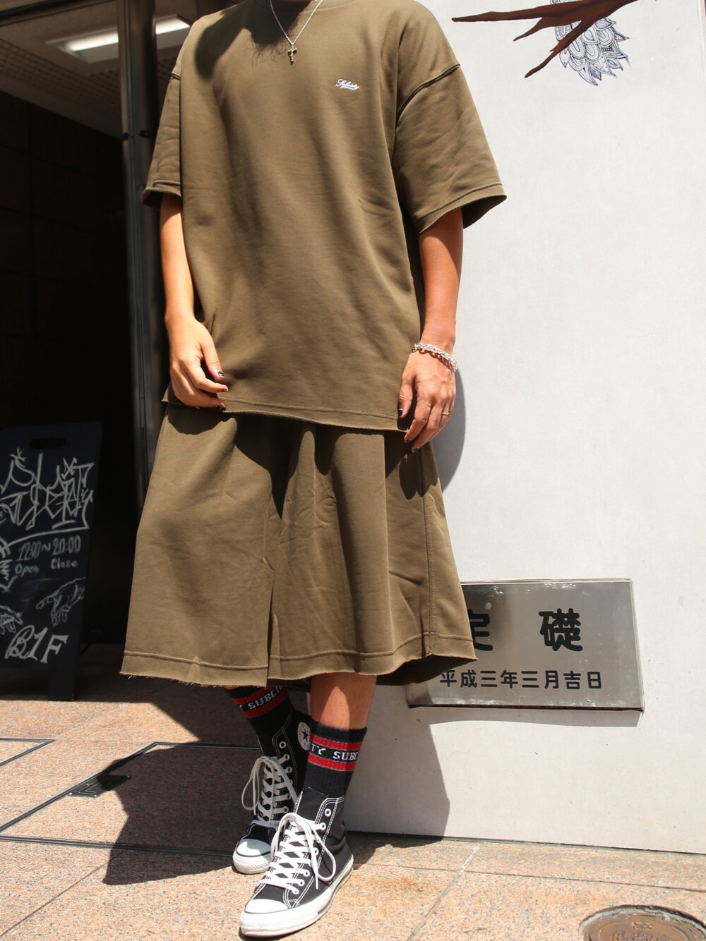 グリーン系のTシャツ/カットソー、グリーン系のその他パンツを着用したメンズの夏コーディネートの1枚目の写真