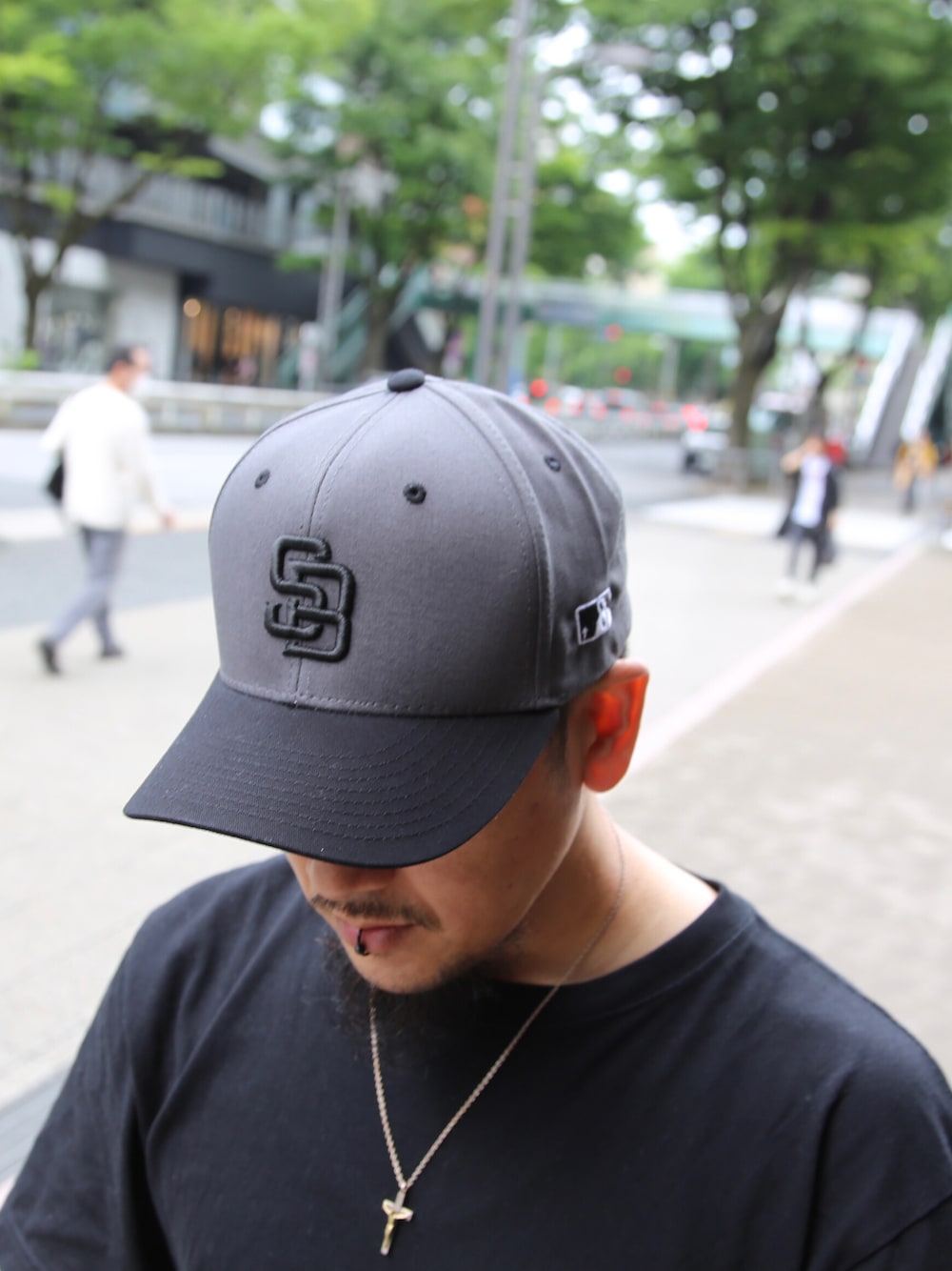 グレー系のキャップを着用したメンズの春コーディネートの1枚目の写真