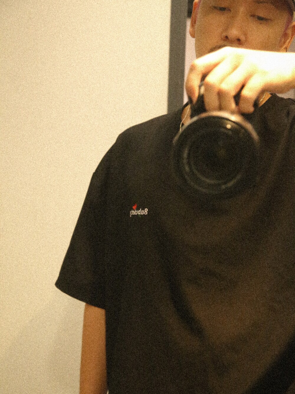 ブラック系のTシャツ/カットソーを着用したメンズの夏コーディネートの1枚目の写真
