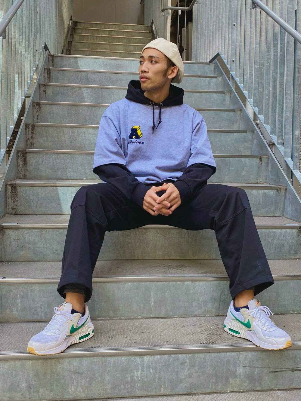 「スニーカー、ビッグシルエット、パーカー、Tシャツ、レイヤードスタイル、オーバーサイズ、休日スタイル、白スニーカー、ゆるコーデ、おしゃれさんと繋がりたい」｜「AVIREXのAVI-PULLOVER PARKA（パーカー、ブラック系）」を使った、マルケス・タクヤさん（メンズ・174cm）の春コーディネートの1枚目の写真