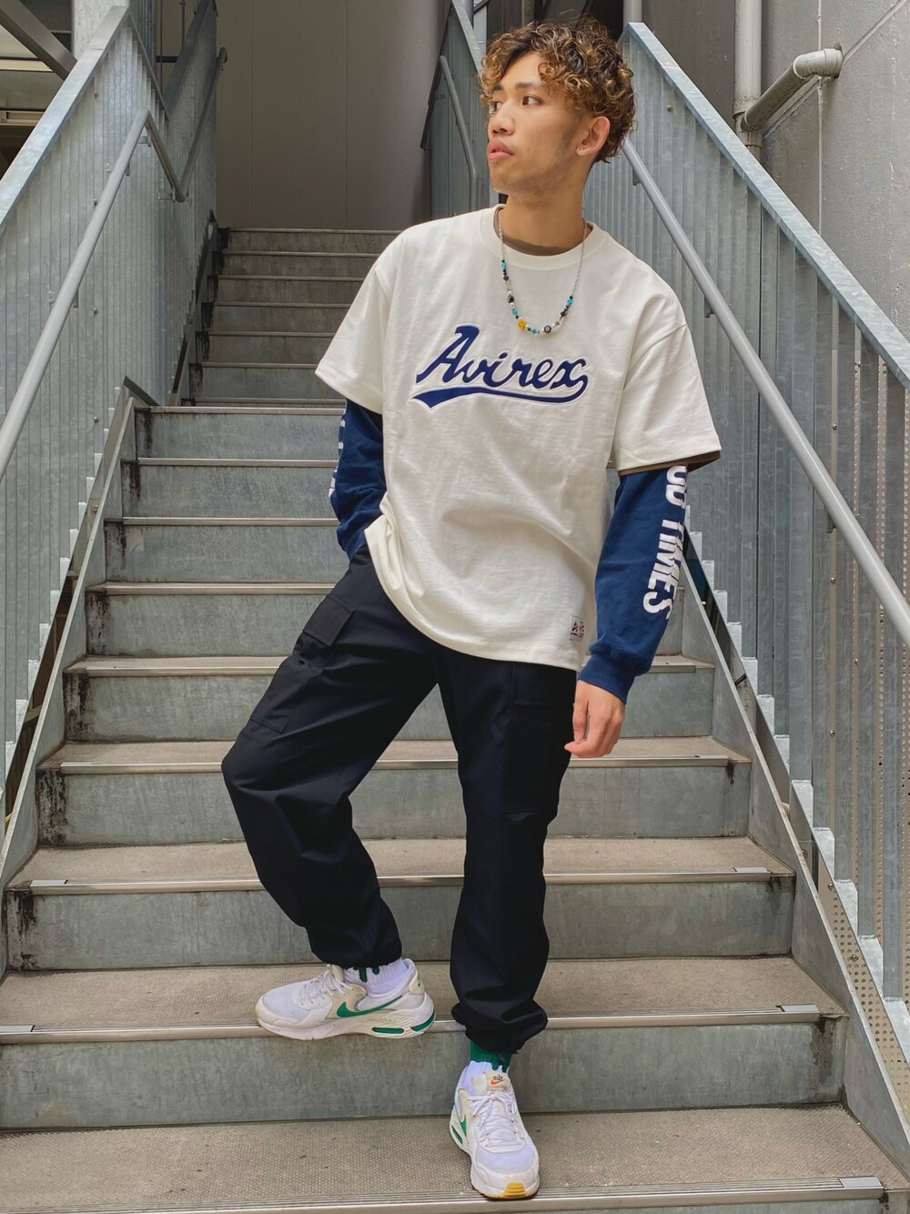 ブラック系のカーゴパンツ、ホワイト系のTシャツ/カットソー、ホワイト系のスニーカーを着用したメンズの春コーディネートの1枚目の写真