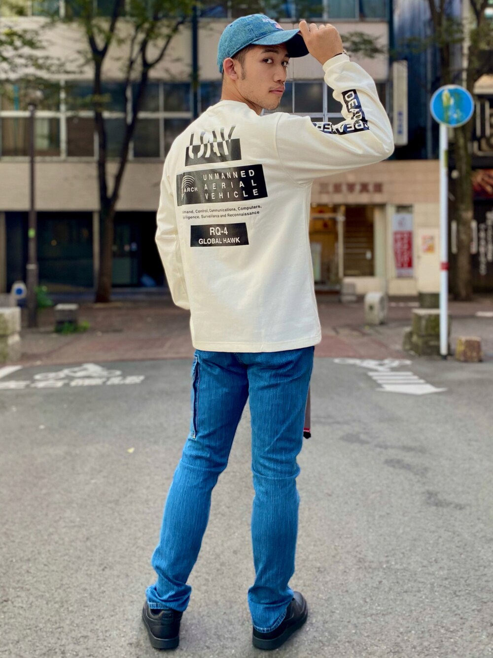 ホワイト系のTシャツ/カットソー、ブルー系のデニムパンツ、ホワイト系のジャケット/アウターを着用したメンズの秋コーディネートの1枚目の写真