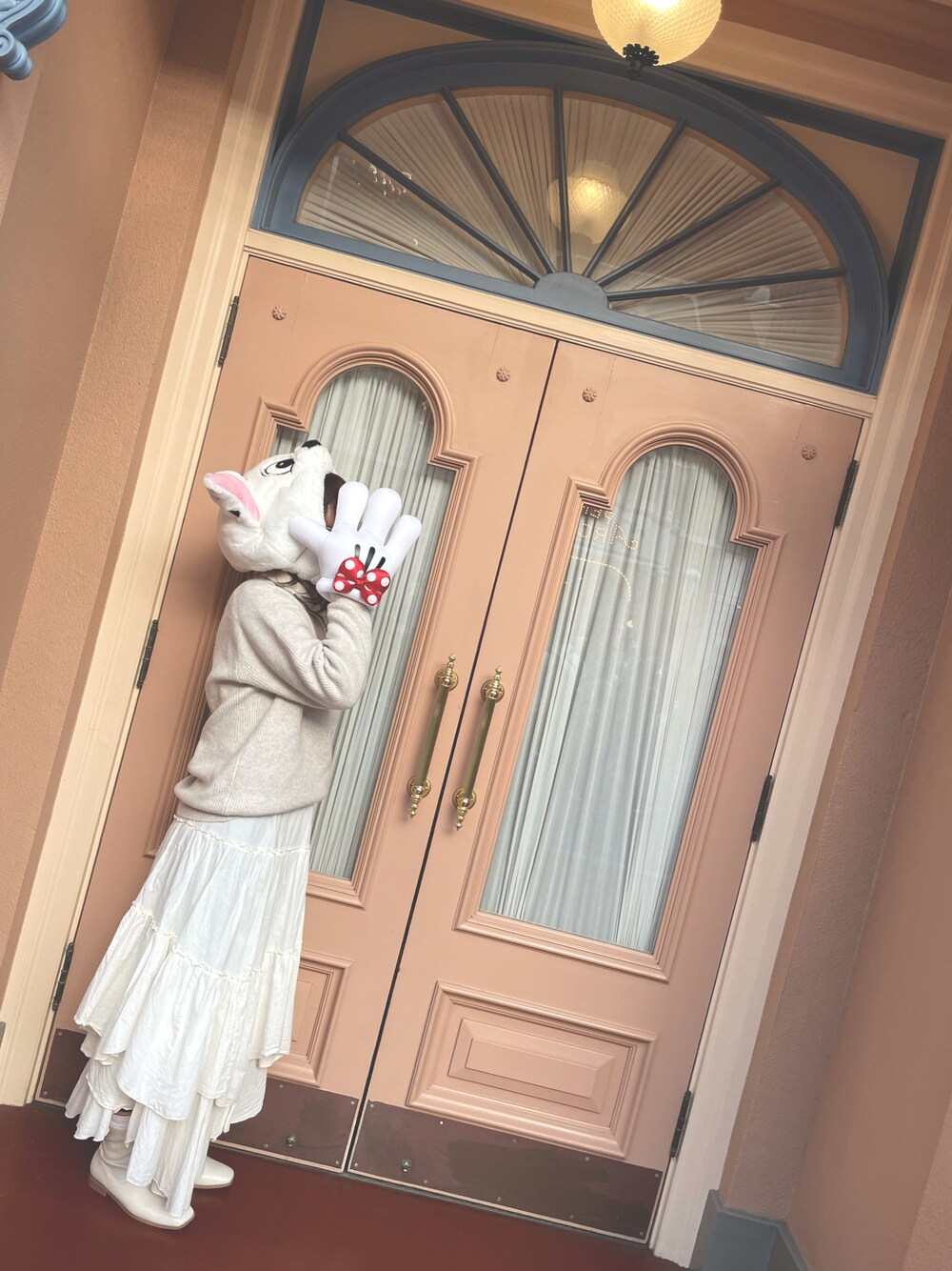 「ディズニーコーデ、ディズニーランド、101匹わんちゃん、シンプル、ユニクロ、ティティベイト(titivate)、休日コーデ、きれいめカジュアル、冬のコーデ、ホワイトコーデ、ホワイト、スフレヤーンハーフジップセーター」｜「titivateのﾗﾝﾀﾞﾑﾃｨｱｰﾄﾞｽｶｰﾄ（スカート、ホワイト系）」を使った、えもさん（レディース・165cm）の冬コーディネートの1枚目の写真