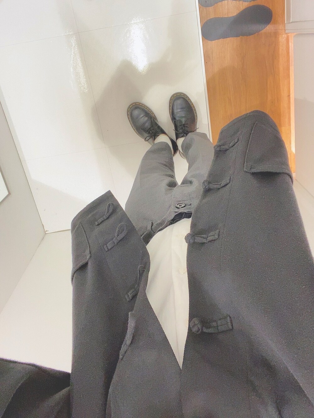 「キレイめ」｜「Dr. Martensのアイテム（ローファー、ブラック系）」を使った、283さん（メンズ・168cm）の秋コーディネートの1枚目の写真