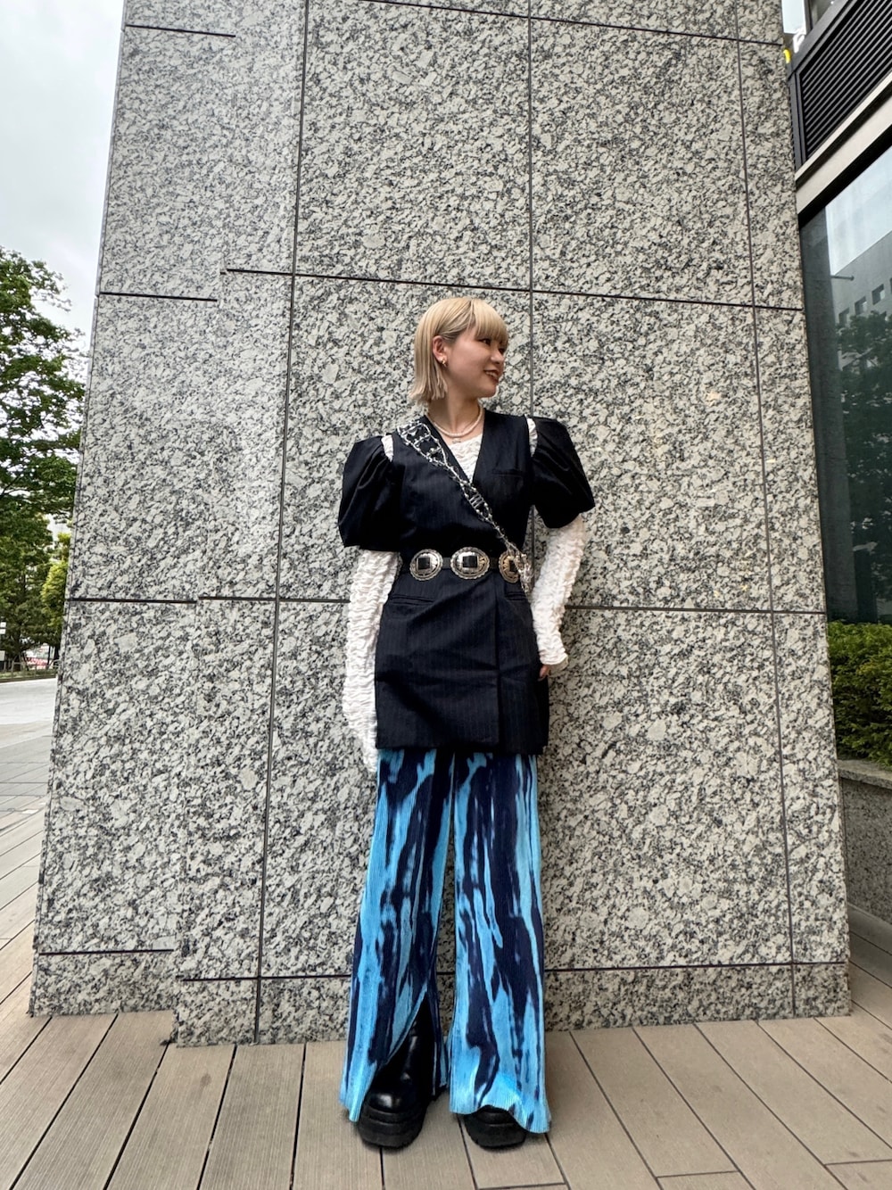 「パンツスタイル、モード、モードカジュアル、ジャケット、メゾンスペシャル、マルテ、ストライプ」｜「MAISON SPECIALの2way Shirring Bolero/2WAYシャーリングボレロ【MAISON SPECIAL/メゾンスペシャル】（シャツ/ブラウス、ホワイト系）」を使った、uttyさん（レディース・161cm）の春コーディネートの1枚目の写真