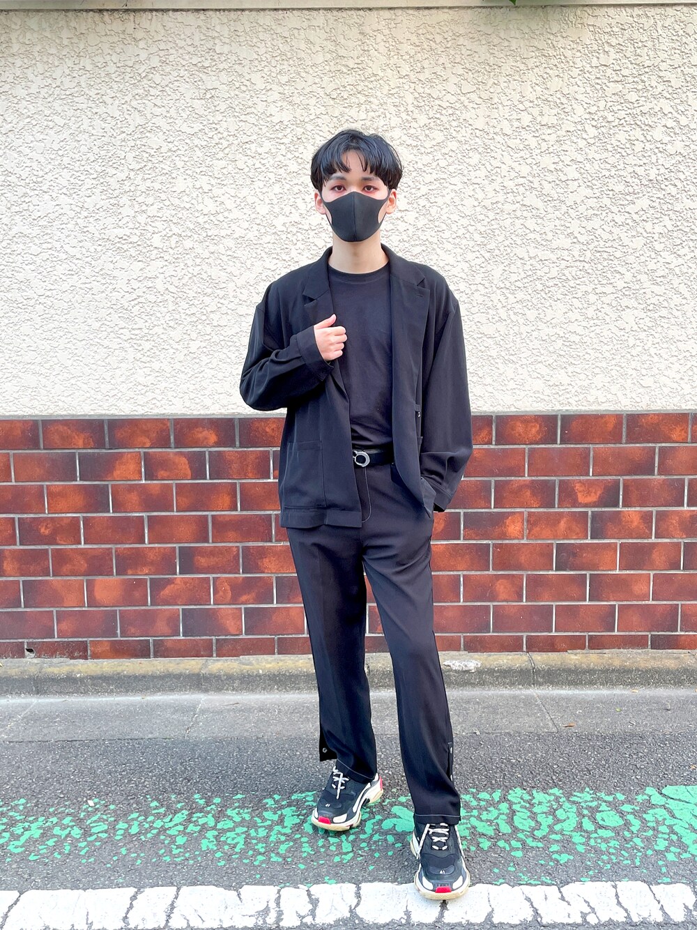 ブラック系のTシャツ/カットソー、ブラック系のテーラードジャケット、ブラック系のその他パンツを着用したメンズの秋コーディネートの1枚目の写真