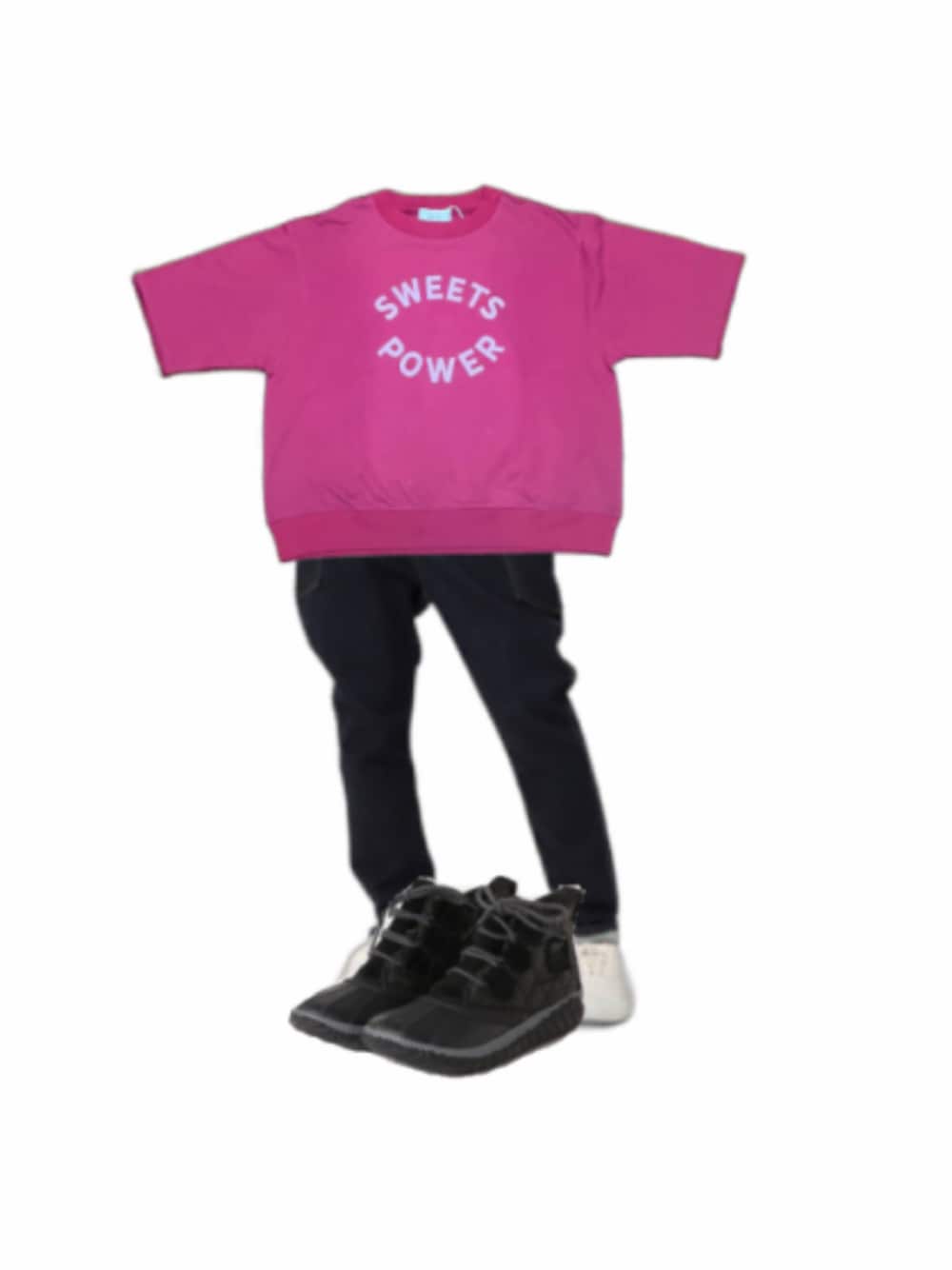 レッド系のTシャツ/カットソー、ブルー系のデニムパンツ、ブラウン系のダウンジャケット/コートを着用したレディースの秋コーディネートの1枚目の写真