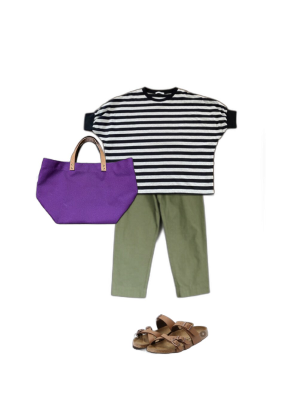 ブラウン系のサンダルを着用したレディースの夏コーディネートの1枚目の写真