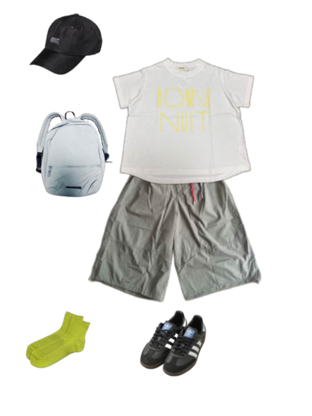 ブラック系のスニーカー、ホワイト系のTシャツ/カットソー、グレー系のパンツを着用したレディースの夏コーディネートの1枚目の写真