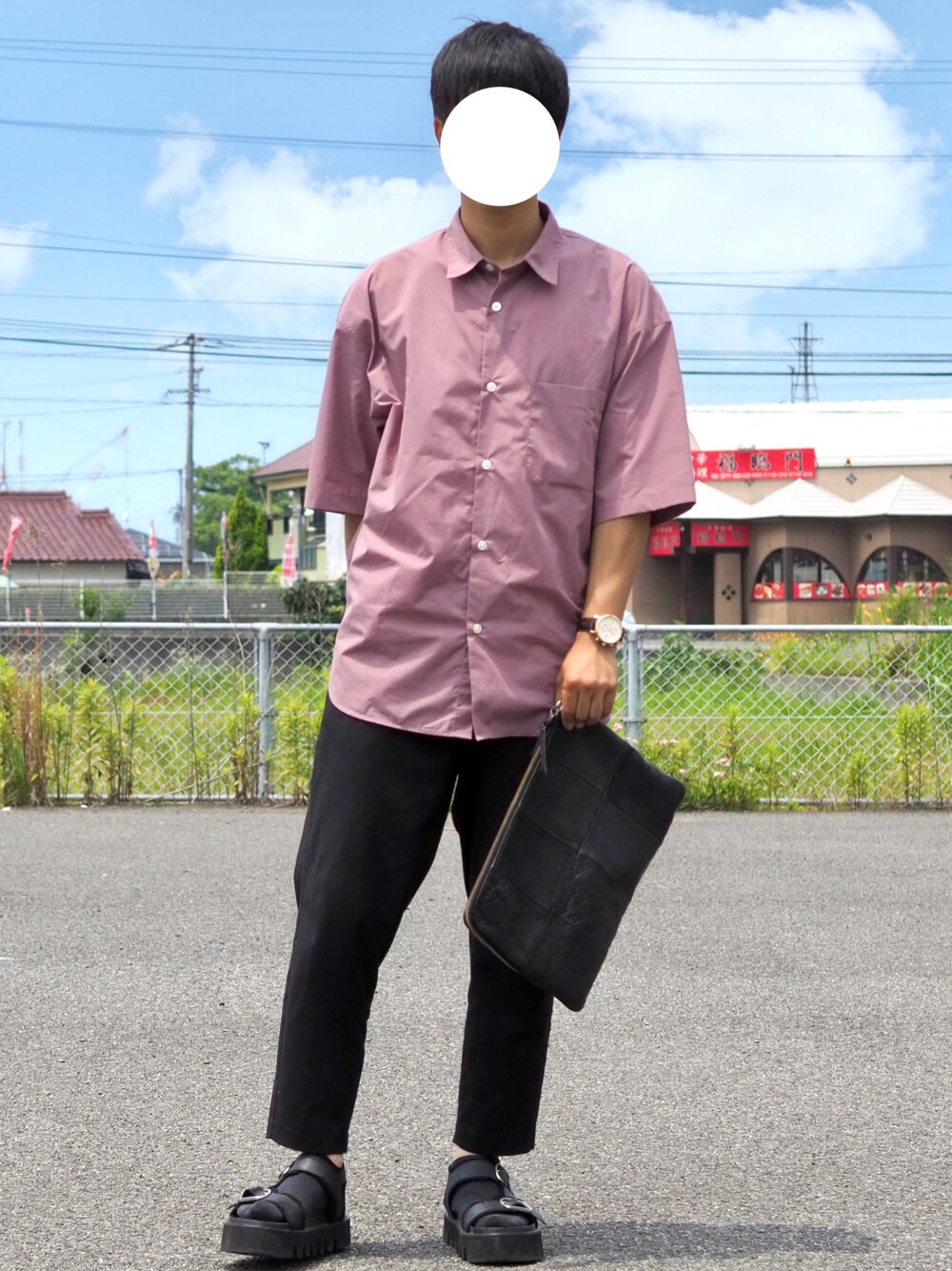 ピンク系のシャツ/ブラウス、ブラック系のパンツ、ブラック系のサンダルを着用したメンズの夏コーディネートの1枚目の写真