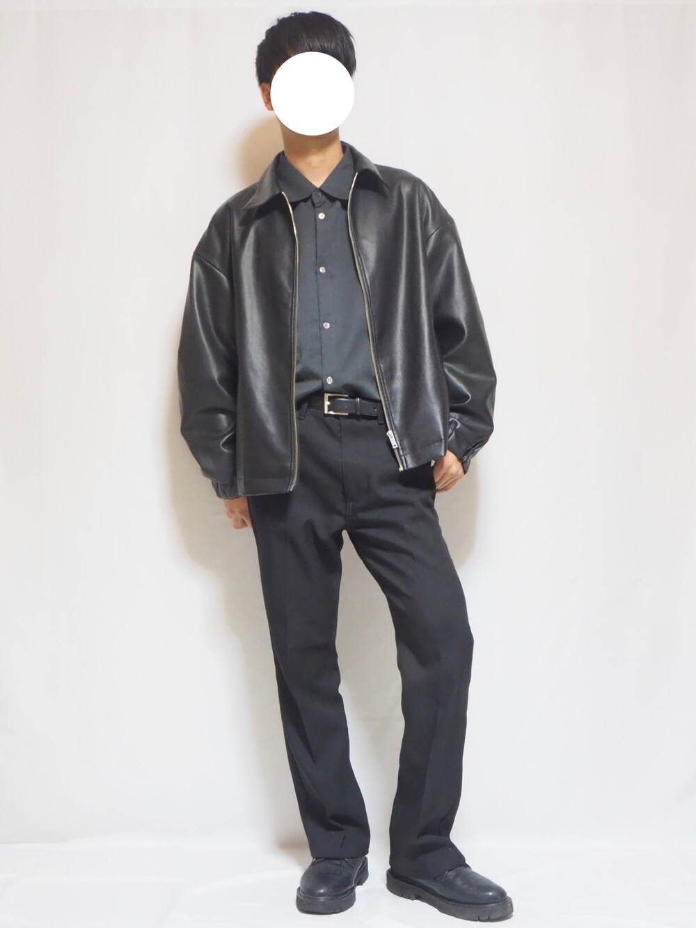 グレー系のシャツ/ブラウス、ブラック系のブルゾン、ブラック系のドレスシューズを着用したメンズの冬コーディネートの1枚目の写真