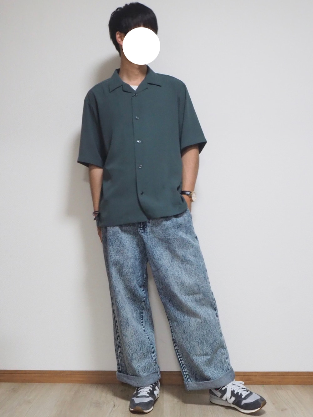 ブルー系のデニムパンツ、グリーン系のシャツ/ブラウス、グレー系のスニーカーを着用したメンズの春コーディネートの1枚目の写真