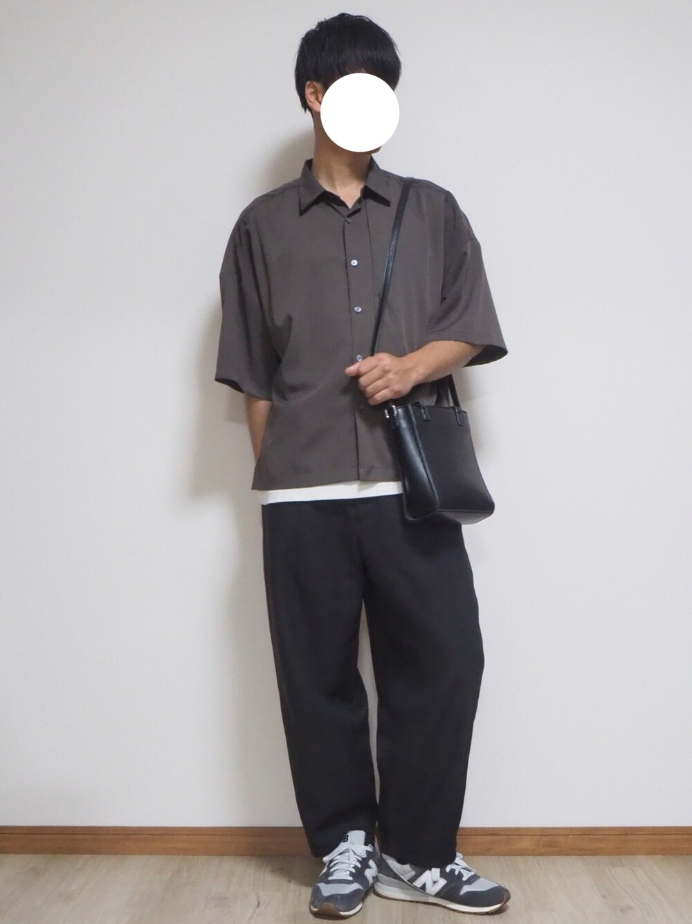 ブラウン系のシャツ/ブラウス、ブラック系のショルダーバッグ、ブラック系のパンツを着用したメンズの春コーディネートの1枚目の写真