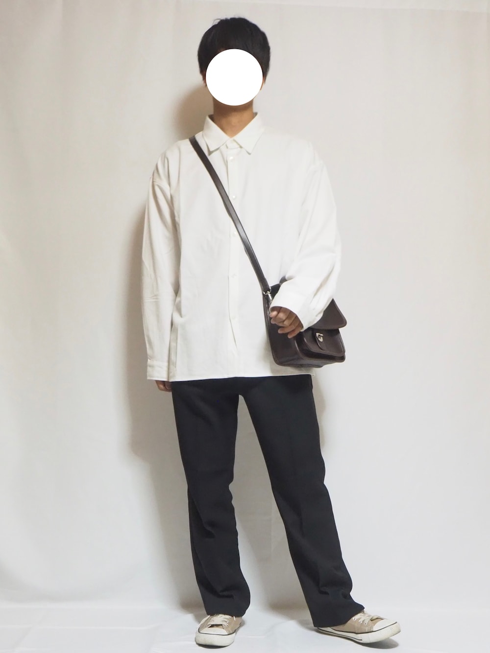 「おしゃれさんと繋がりたい、シンプルコーデ、シンプル、プチプラ、プチプラコーデ、春コーデ、シャツスタイル、きれいめカジュアル、キレイめ、スニーカー、ショルダーバッグ、いいね、save、フォローお願いします🤑、相互フォロー」｜「CLELの【CLEL】Balloon Sleeve Loose Regular Collor Shirt / バルーン袖ルーズレギュラーカラーシャツ（シャツ/ブラウス、ホワイト系）」を使った、ゆーとさん（メンズ・173cm）の春コーディネートの1枚目の写真