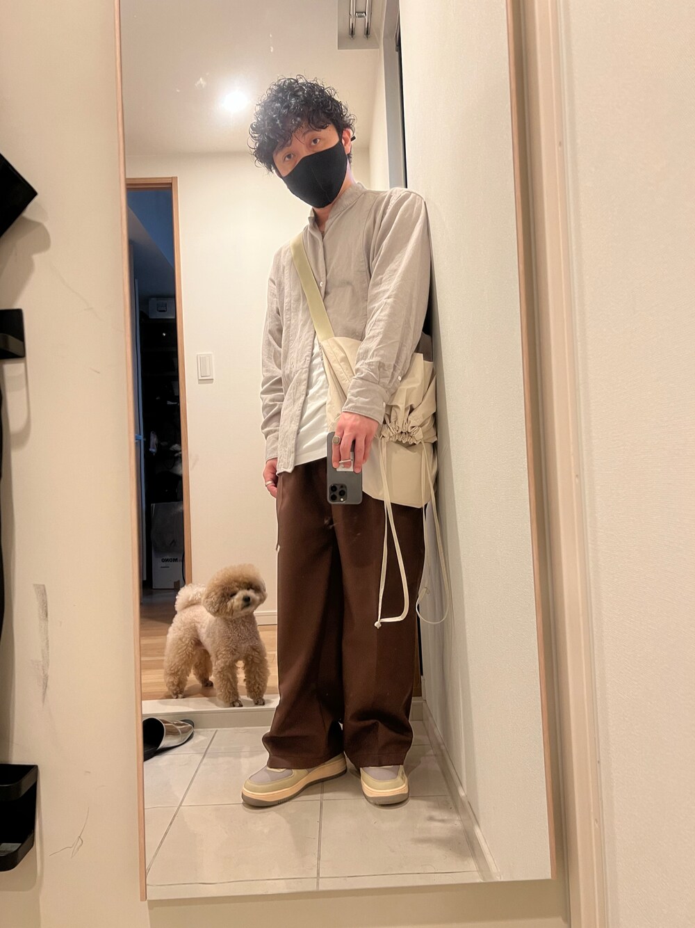 「秋ルック紹介するよ、秋コーデ、シンプルコーデ、秋服、オトナカジュアル、休日スタイル、シャツスタイル」｜「NANO universeのLB.03/コットンブークレバンドカラーシャツ（シャツ/ブラウス、グレー系）」を使った、あっかーまんさん（メンズ・163cm）の秋コーディネートの1枚目の写真