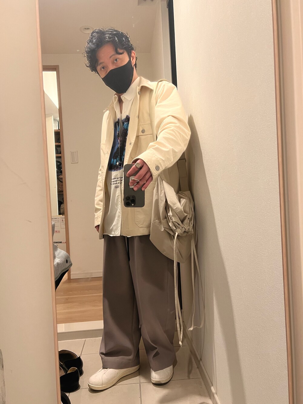 「秋ルック紹介するよ、カジュアル、オーバーサイズ、秋コーデ、ワイドパンツ、低身長」｜「UNIQLOのアイテム（トップス、ホワイト系）」を使った、あっかーまんさん（メンズ・163cm）の秋コーディネートの1枚目の写真