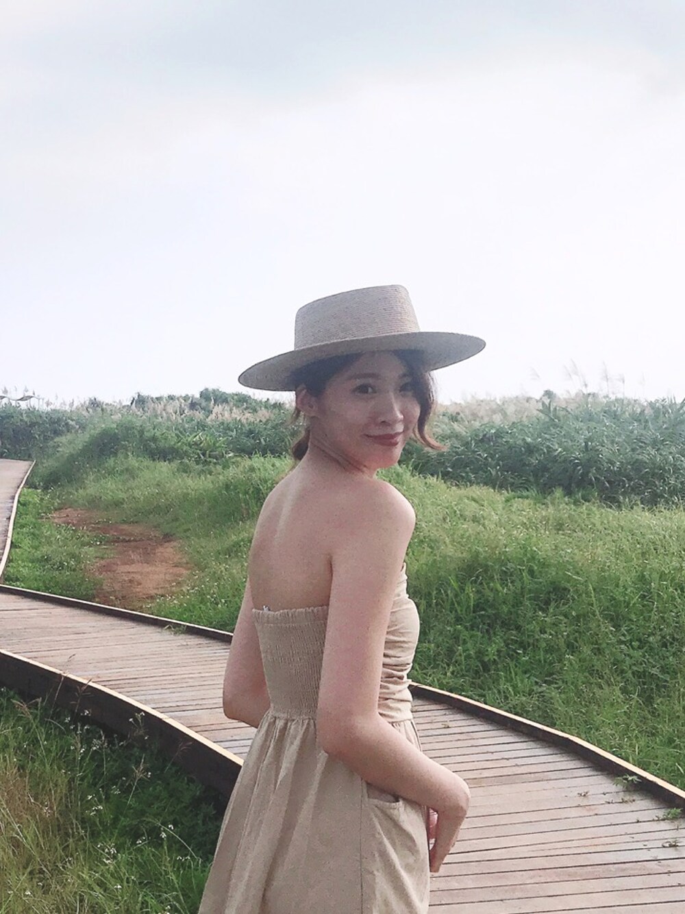 ベージュ系のキャップを着用したレディースの冬コーディネートの1枚目の写真