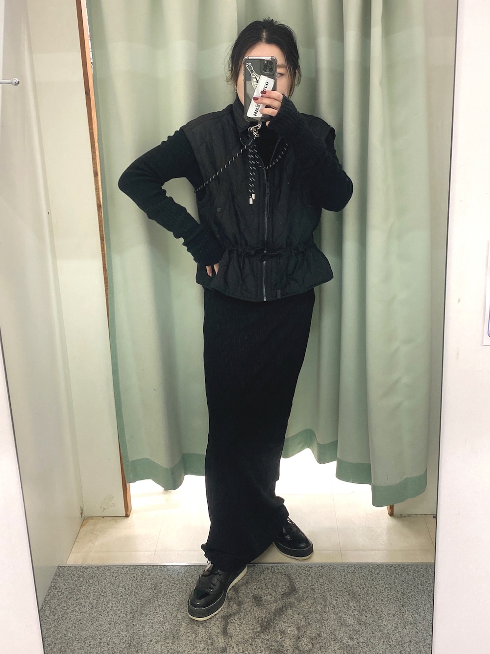 「オールブラック、ワントーンコーデ、おしゃれさんと繋がりたい、ロングスカート、ZARA、アニエスベー(agnes b.)」｜「ZARAのアイテム（モカシン/デッキシューズ、ブラック系）」を使った、©︎ohayuzuuuさん（キッズ・140cm）の冬コーディネートの1枚目の写真