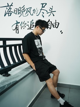 「C.E（シーイー）のアイテム（Tシャツ/カットソー、ブラック系）」を使った、eminemsybさん（メンズ・172cm）の秋コーディネート