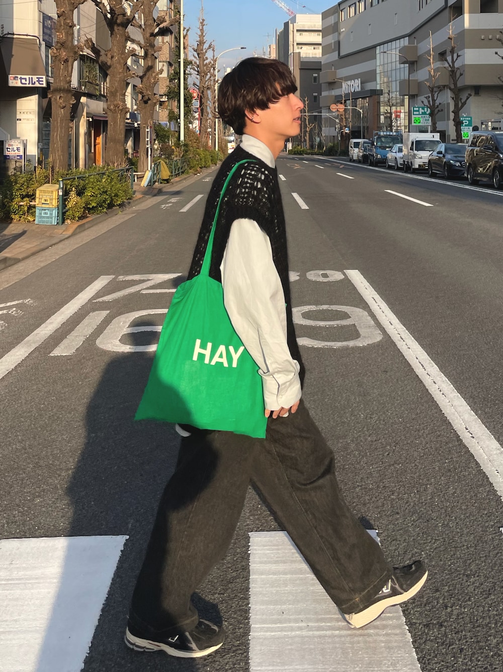 「大人コーデ、メンズファッション、ワイドパンツ、プチプラ、今日のコーデ、春、着回しコーデ、ワイドデニム、春服、カジュアル、ベスト、ニットベスト」｜「YOKEのアイテム（ベスト、ブラック系）」を使った、ふきはるさん（メンズ・166cm）の春コーディネートの1枚目の写真