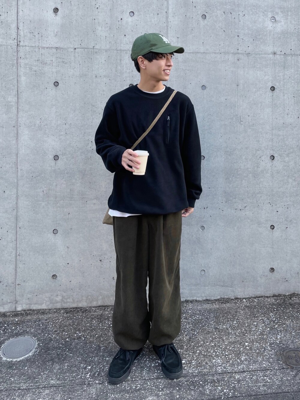 「秋のコーデ、シンプルコーデ、カジュアルコーデ、ワイドパンツ、レイヤードスタイル、コーデュロイパンツ、コーデュロイ、カーキ、DAIWAPIER39、UNIQLO」｜「UNIQLOのアイテム（スウェット、ブラック系）」を使った、ふきはるさん（メンズ・166cm）の秋コーディネートの1枚目の写真