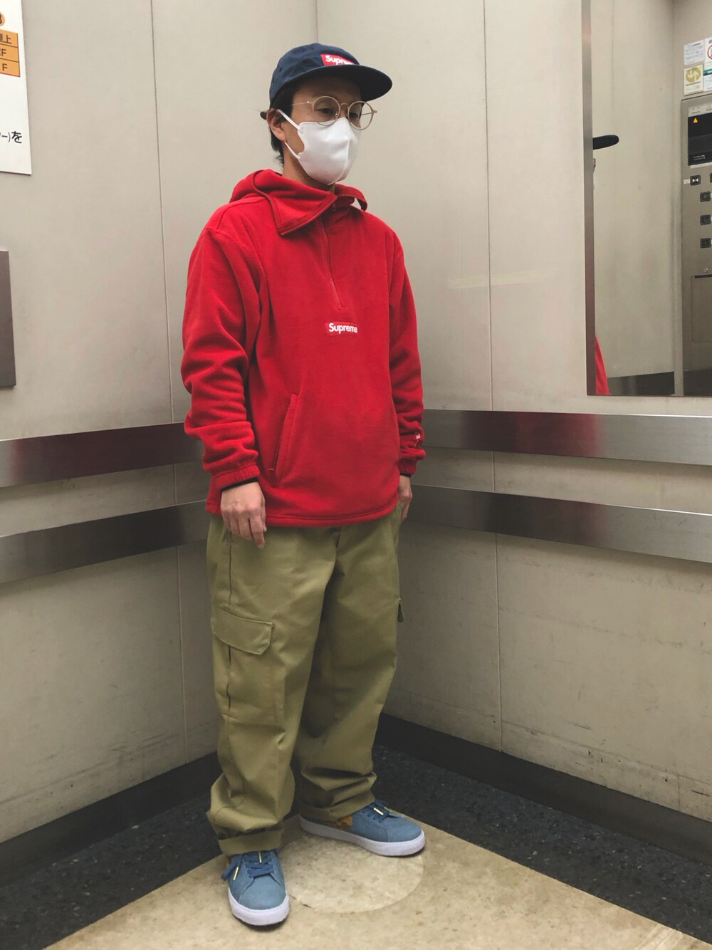 Supreme のパーカーを使った「ハーフジップ」の人気ファッション