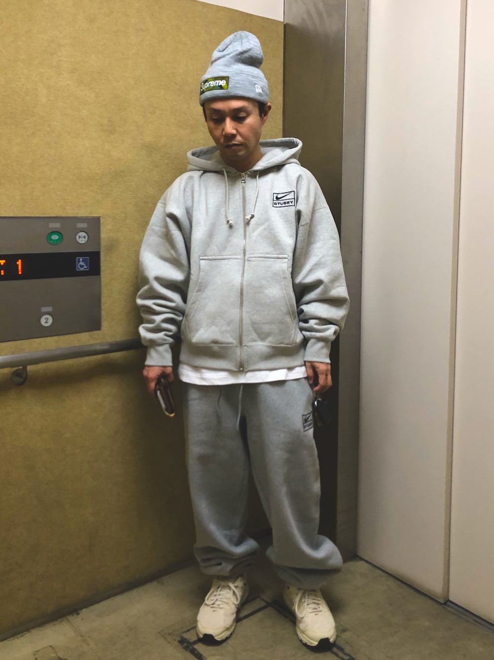 supreme パーカーとニットキャップのセット Supreme のニットキャップ/ビーニーを使った「ボックスロゴ」のメンズ