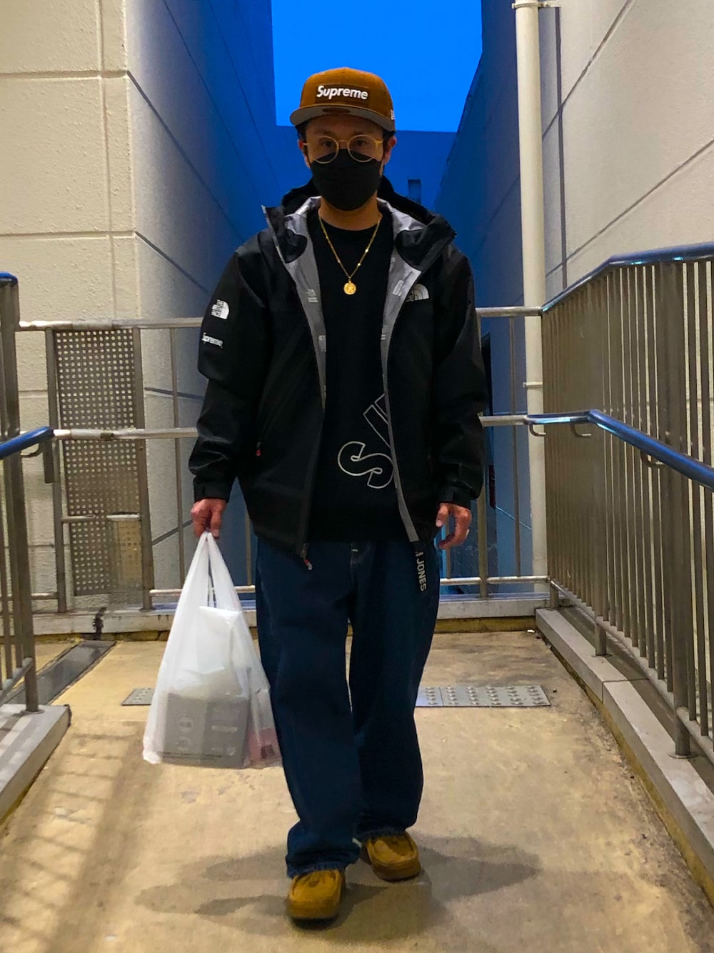 「キャップ、ストリート、低身長、デニム、ゆるコーデ、シュプリーム、supreme、ノースフェイス、THE NORTH FACE、clarks、クラークス、ニューエラ、秋、スウェット、NIKE」｜「BEAUTY & YOUTH× Clarksのアイテム（ブーツ、ベージュ系）」を使った、Ryot@さん（メンズ・163cm）の秋コーディネートの1枚目の写真