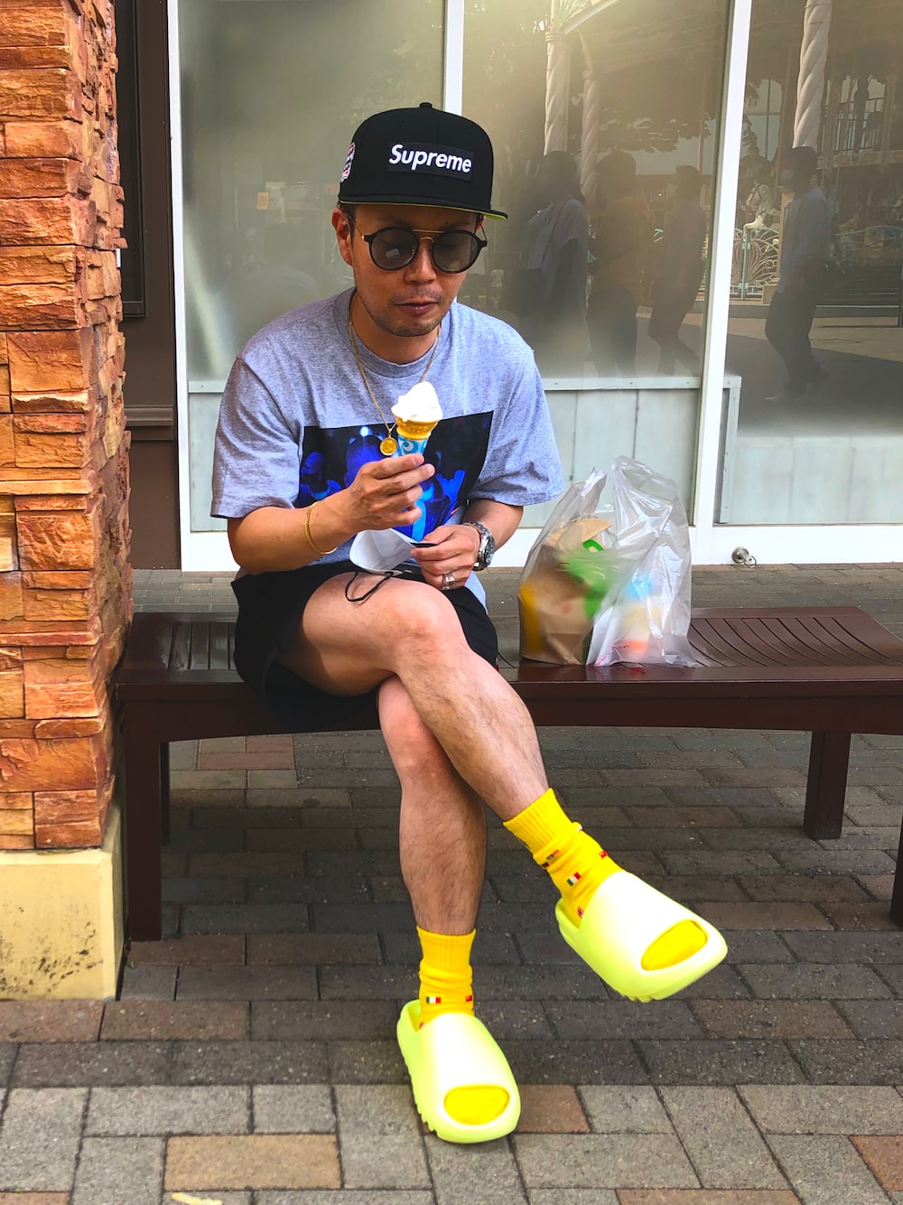「プリントT、カラーソックス、yeezy、supreme、adidas、キャップ、Polo Ralph Lauren、低身長、短パン、ソフトクリーム」｜「Supreme のアイテム（キャップ、ブラック系）」を使った、Ryot@さん（メンズ・163cm）の夏コーディネートの1枚目の写真