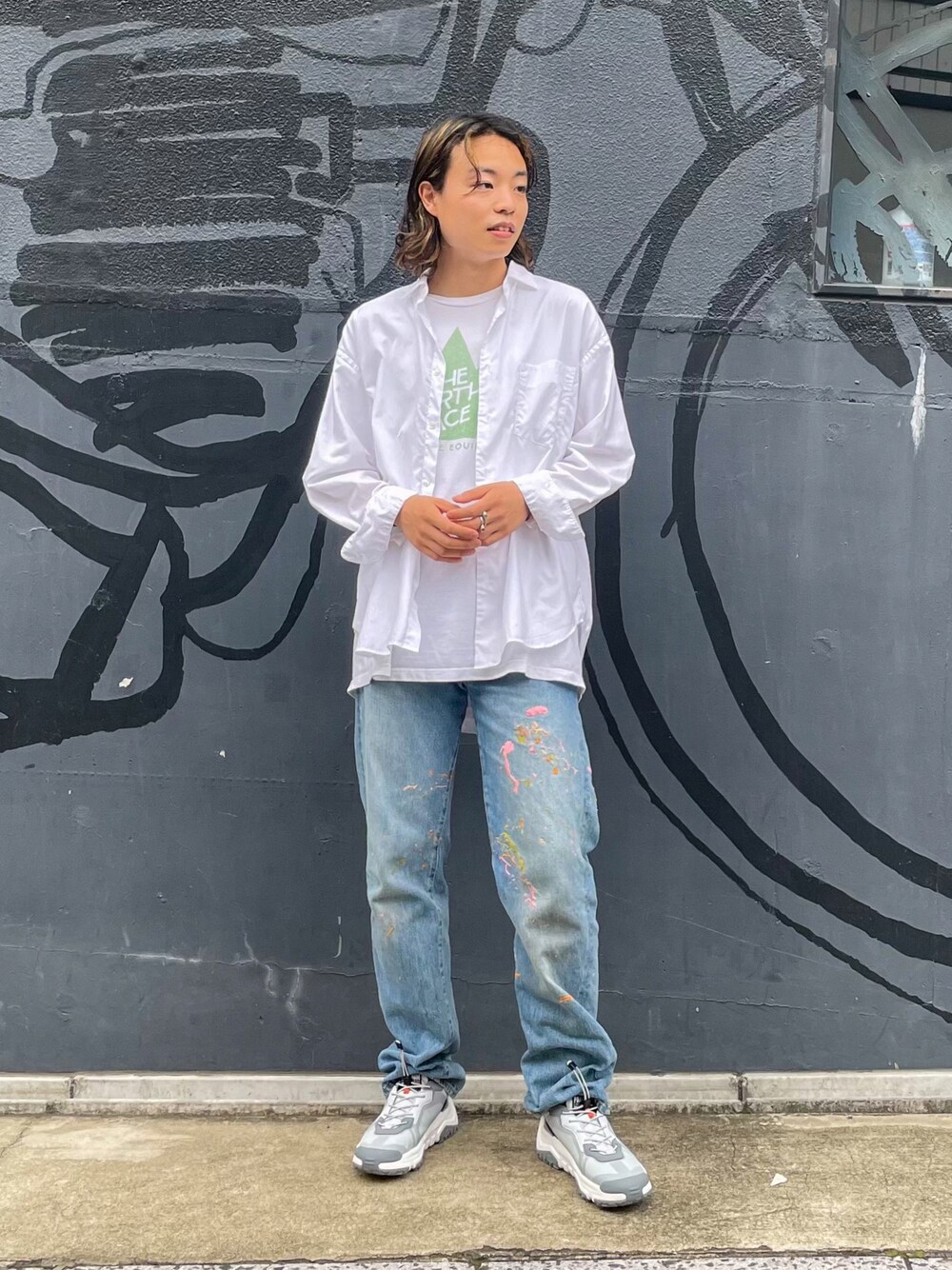 「シンプルコーデ、シャツスタイル、春夏コーデ、古着MIX、デニム、防水シューズ」｜「FirsthandのSHIRT FIRSTHAND by 5525GALLERY/シャツファーストハンドバイ5525ギャラリー SHIRT FIRSTHAND by 5525GALLERY / レギュラーカラーシャツ（シャツ/ブラウス、ホワイト系）」を使った、げんきさん（メンズ・173cm）の夏コーディネートの1枚目の写真