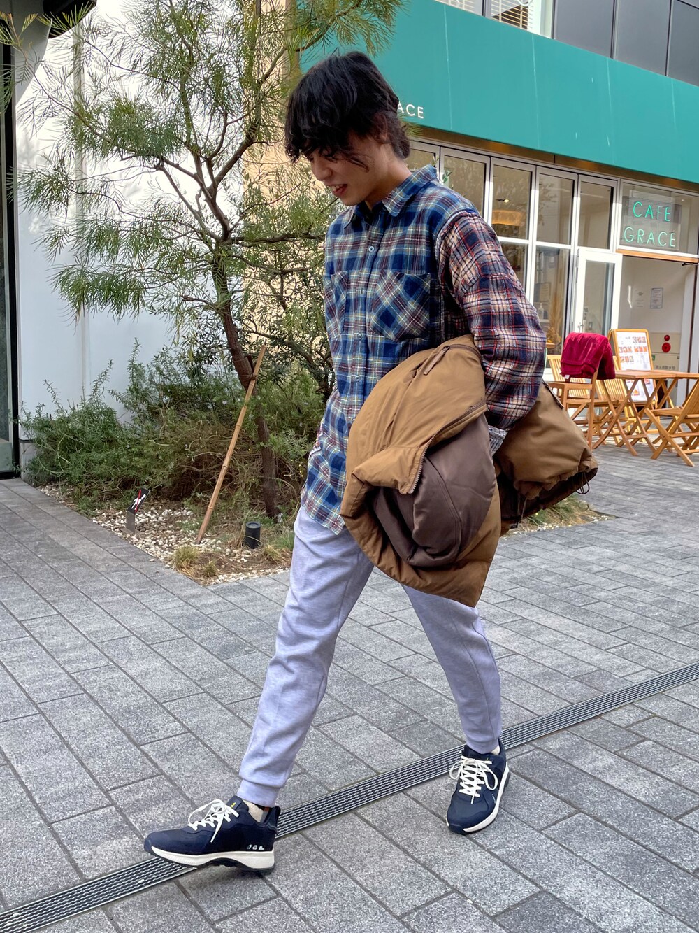 「休日コーデ、スウェット、スウェットパンツ、ダウンジャケット、シャツスタイル、古着MIX、リメイク、リラックススタイル」｜「DAIWA PIER39のアイテム（ダウンジャケット/コート、ブラウン系）」を使った、げんきさん（メンズ・173cm）の冬コーディネートの1枚目の写真